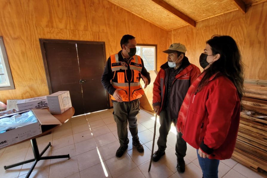 Delegada Presidencial entrega viviendas de emergencia a familias afectadas por incendio en Lago Verde